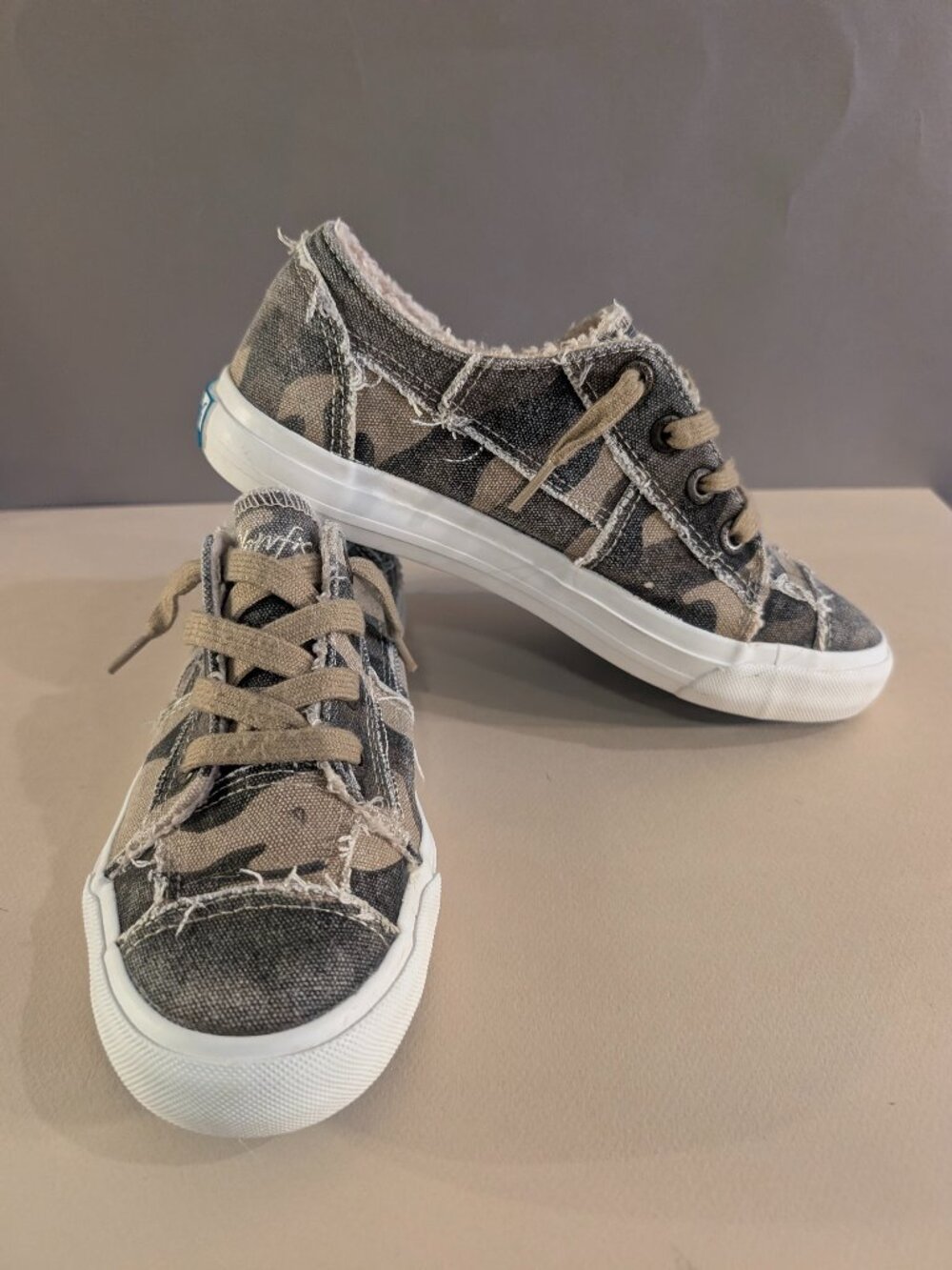 Blowfish Malibu Camo Sherpa Lined Sneakers Women's Size 7.5